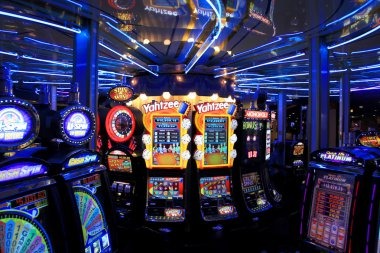 Dealer interface showing community cards and player decision buttons